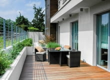 Mały ogród z dużym tarasem. WIDOK OGÓLNY TARASU. Na posadzce z drewna egzotycznego ustawiono nowoczesne meble z praktycznego technoratanu. Mały ogród z dużym tarasem.