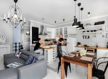 W kuchni, tak jak w połączonym z nią pokoju dziennym, umiejętnie zestawiono pozornie nieprzystające do siebie style. I tak np. skandynawska zabudowa kuchenna sąsiaduje z industrialnymi lampami i krzesłami. Uwagę zwracają wzorzyste płytki nad blatem - to ręcznie malowane wyroby z pracowni ceramicznej Artkafle. Resztę ścian obłożono białymi płytkami elewacyjnymi. mieszkanie, kuchnia, aranżacje wnętrz