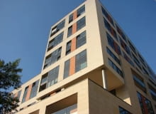 Kolejny apartamentowiec położony jest również w ścisłym centrum, nieopodal Placu Grzybowskiego i historycznej ulicy Próżnej. Kolejny apartamentowiec położony jest również w ścisłym centrum, nieopodal Placu Grzybowskiego i historycznej ulicy Próżnej.