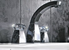 Oszlifowane jak diamenty lśnią szlachetnym blaskiem, dodając splendoru domowym przedmiotom. Doceniając dekoracyjną moc kryształów, projektanci zdobią nimi lub ich doskonałymi imitacjami niemal wszystko. Nawet meble i armaturę łazienkową.<br/> DEKORACJE. Uchwyty do baterii, kryształ 662 zł/szt., Villeroy & Boch