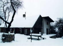 Jedno z niewielu zdjęć sprzed przebudowy. Na pierwszym planie chałupa, którą pani Anna pokochała od pierwszego wejrzenia. Na tyłach widoczna brzydka murowana przybudówka, zawieszona nad skarpą. Jedno z niewielu zdjęć sprzed przebudowy. Na pierwszym planie chałupa, którą pani Anna pokochała od pierwszego wejrzenia. Na tyłach widoczna brzydka murowana przybudówka, zawieszona nad skarpą.