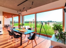 Dzięki specjalnym rozwiązaniom technicznym skrzydła stałe w nowoczesnych oknach są szklone bez ramy, co zwiększa powierzchnię przeszklenia, a tym samym pole widzenia. Takie drzwi nie są tylko elementem stolarki otworowej, ale stanowią zarazem część wystroju, nadając wnętrzu styl i charakter Dzięki specjalnym rozwiązaniom technicznym skrzydła stałe w nowoczesnych oknach są szklone bez ramy, co zwiększa powierzchnię przeszklenia, a tym samym pole widzenia. Takie drzwi nie są tylko elementem stolarki otworowej, ale stanowią zarazem część wystroju, nadając wnętrzu styl i charakter