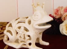 Ulubionym zajęciem Wisławy Szymborskiej (prócz pisania moskalików, odwódek i limeryków) jest wyszukiwanie szpetnych ogrodowych krasnali i wręczanie ich w prezencie znajomym. Nie namawiamy do ślepego naśladowania noblistki i zaludniania naszych ogrodów krasnalami, ale może warto ożywić ogród nie tylko bujną roślinnością i znaleźć księżniczkę wśród żab? Król Ropuch - dekoracja ogrodowa w stylu vintage wykonana z żeliwa malowanego na kolor biały przedstawiającego żabę w koronie. Wykonana według XIX wiecznego wzoru. Wysokość 15 cm, szerokość 16 cm, 39,95 zł, ArtDecor24