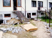 Jeśli piwnica została zalana w wyniku powodzi, usuwanie jej można zacząć dopiero po opadnięciu wód gruntowych poniżej poziomu posadzki