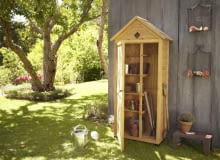 Duża szafa ogrodowa z impregnowanego drewna świerkowego, z ocynkowanym blaszanym dachem i trzema półkami, mocowanymi na różnych wysokościach. Zmieszczą się w niej nawet narzędzia z długimi trzonkami. Wymiary: szer. 82 cm, wys. 178 cm, gł. 45 cm. Półki udźwigną ciężar do 30 kg, Cena: ok. 700 zł, www.tchibo.pl Duża szafa ogrodowa z impregnowanego drewna świerkowego, z ocynkowanym blaszanym dachem i trzema półkami, mocowanymi na różnych wysokościach. Zmieszczą się w niej nawet narzędzia z długimi trzonkami. Wymiary: szer. 82 cm, wys. 178 cm, gł. 45 cm. Półki udźwigną ciężar do 30 kg, Cena: ok. 700 zł, www.tchibo.pl