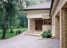 Wejście do domu wyznaczone głębokim zadaszeniem Wejście do domu wyznaczone głębokim zadaszeniem