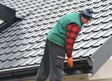 Rynny należy montować ze spadkiem (0,2 - 0,5 proc.) w kierunku rury spustowej orynnowanie, rynny, montaż rynny