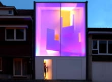 Szeregowy dom w Bilzen w Belgii wygląda jakby był utkany ze snu. Zjawiskowy budynek zaprojektował brukselski architekt Bassam El Okeily belgia, minimalizm, fasada, światło, dom jednorodzinny