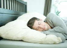 Łóżko czy kanapa? Sprawdź, który mebel jest najlepszy do spania Łóżko czy kanapa? Sprawdź, który mebel jest najlepszy do spania