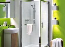 Jak inaczej domyć brodzik w miejscach, gdzie są prowadnice, jeśli nie wejdziemy do środka i nie zamkniemy za sobą drzwi?