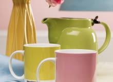 Zestawiając pastele, trudno popełnić pomyłkę. Dla pewności lepiej jednak ograniczyć ich liczbę do dwóch lub trzech na dużych płaszczyznach, a dodatkowe odcienie wprowadzić tylko w detalach. Zyskamy wtedy gwarancję, że efekt będzie udany. Kubki, 49 zł/szt., Reset; dzbanek, 57 zł, Villa Italia; wazon, 89 zł, Reset; Serwetki, 15 zł/szt., Art Manus;; świece, 22 zł/4 szt., Inne Meble 30.10.2013 , CZTERY KATY , KOLOR I WZOR , STYLIZACJA JOANNA PLACHECKA . FOT. ARKADIUSZ SCICHOCKI / AGENCJA GAZETA SLOWA KLUCZOWE: WNETRZA