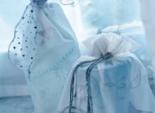 <b> LEKCJA PAKOWANIA. Ważne jest nie tylko to, co w środku. Nawet najskromniejszy prezent w niebanalnym, zrobionym własnymi rękami opakowaniu nabierze dodatkowej wartości. Wszyscy przecież wiemy, jak bardzo liczy się pierwsze wrażenie! </b> <BR /> Woreczki pełne marzeń. Szyjemy je z dwóch warstw fizeliny, między które wklejamy gwiazdki ze srebrnej folii, cekiny, srebrne nitki lub inne dekoracyjne drobiazgi. Do przewiązania użyjmy błyszczącej wstążki albo sznurka. <b> LEKCJA PAKOWANIA. Ważne jest nie tylko to, co w środku. Nawet najskromniejszy prezent w niebanalnym, zrobionym własnymi rękami opakowaniu nabierze dodatkowej wartości. Wszyscy przecież wiemy, jak bardzo liczy się pierwsze wrażenie! </b> <BR /> Woreczki pełne marzeń. Szyjemy je z dwóch warstw fizeliny, między które wklejamy gwiazdki ze srebrnej folii, cekiny, srebrne nitki lub inne dekoracyjne drobiazgi. Do przewiązania użyjmy błyszczącej wstążki albo sznurka.