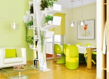 SALON: DOMOWA ORANŻERIA. Nasi projektanci znaleźli oryginalne i nowoczesne pomysły, jak wyeksponować kwiaty we wnętrzu. Ich rozwiązania powinny zadowolić i tych, którzy zawsze mieli rośliny w mieszkaniu, jak i tych, którzy do tej pory nie widzieli na nie miejsca. <BR >NA REGALE-KWIETNIKU. Ażurowa konstrukcja może z powodzeniem służyć nie tylko jako kwietnik, ale też jako regał na książki i dekoracyjne drobiazgi oraz przegroda dzieląca wnętrze na strefy o różnych funkcjach (w naszej wizualizacji oddziela aneks jadalny od kąta wypoczynkowego). Taki regał-kwietnik robi się (np. z płyty drewnopochodnej) według indywidualnego projektu, kształt i rozmieszczenie półek można więc dostosować do swoich potrzeb. Aby regał był stabilny, trzeba go osadzić na solidnej podstawie i dodatkowo przymocować (np. wkrętami) do ściany albo do sufitu. <BR > Zieleń w wystroju wnętrza jest dobrym tłem dla kwietnika w formie drzewka.