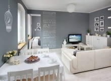 Pan Tomasz żartuje, że w czasie urządzania tego mieszkania znajdującego się w prawie stuletniej kamienicy powinni byli dostać zniżkę na szarą i białą farbę. Na ten pierwszy kolor pani Marta pomalowała bowiem niemal wszystkie ściany, a na drugi - meble i dodatki. <BR /> MIESZKANIE. Stół i krzesła, komody oraz półeczki zostały przemalowane. Wśród białych sprzętów musiała stanąć biała kanapa. Ażurowy obrus przykrywający stół był w poprzednim życiu firaną. Gospodyni znalazła ją w piwnicy babci. Nad stołem urocza naklejka - ptaszek w klatce. Pan Tomasz żartuje, że w czasie urządzania tego mieszkania znajdującego się w prawie stuletniej kamienicy powinni byli dostać zniżkę na szarą i białą farbę. Na ten pierwszy kolor pani Marta pomalowała bowiem niemal wszystkie ściany, a na drugi - meble i dodatki. <BR /> MIESZKANIE. Stół i krzesła, komody oraz półeczki zostały przemalowane. Wśród białych sprzętów musiała stanąć biała kanapa. Ażurowy obrus przykrywający stół był w poprzednim życiu firaną. Gospodyni znalazła ją w piwnicy babci. Nad stołem urocza naklejka - ptaszek w klatce.