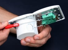 Przed przystąpieniem do jakiejkolwiek pracy przy sprzęcie, w którym jest napięcie elektryczne, odłączamy zasilanie instalacji osprzęt elektryczny, gniazdko elektryczne, wymiana gniazdka