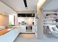 ARANŻACJE. Bezpieczeństwo i wygoda w kuchni są równie ważne co jej uroda, dlatego trzeba starannie przemyśleć ustawienie wszystkich mebli i urządzeń. Ich układ najczęściej określa się za pomocą liter. Ilustrują to cztery wybrane przez nas nowoczesne projekty.<br/> <b>W kształcie litery L</b><br/> W takiej zabudowie urządzenia AGD są rozdzielone dość długimi odcinkami blatu. Między lodówką a zlewozmywakiem (strefa mycia i wstępnej obróbki produktów) odcinek może być krótszy, dłuższy przyda się między zlewem a kuchenką (to główna strefa robocza). W tym wnętrzu lodówka, zlew i płyta grzejna z piekarnikiem tworzą dobrze zaplanowaną kuchenną linię produkcyjną obejmującą przechowywanie, przygotowywanie i gotowanie. Sprzyja to wykonywaniu prac w logicznej kolejności. ARANŻACJE. Bezpieczeństwo i wygoda w kuchni są równie ważne co jej uroda, dlatego trzeba starannie przemyśleć ustawienie wszystkich mebli i urządzeń. Ich układ najczęściej określa się za pomocą liter. Ilustrują to cztery wybrane przez nas nowoczesne projekty.<br/> <b>W kształcie litery L</b><br/> W takiej zabudowie urządzenia AGD są rozdzielone dość długimi odcinkami blatu. Między lodówką a zlewozmywakiem (strefa mycia i wstępnej obróbki produktów) odcinek może być krótszy, dłuższy przyda się między zlewem a kuchenką (to główna strefa robocza). W tym wnętrzu lodówka, zlew i płyta grzejna z piekarnikiem tworzą dobrze zaplanowaną kuchenną linię produkcyjną obejmującą przechowywanie, przygotowywanie i gotowanie. Sprzyja to wykonywaniu prac w logicznej kolejności.