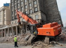 24.08.2010 WARSZAWA , SKUWANIE SOCREALISTYCZNYCH KOLUMN PODCZAS REMONTU BUDYNKU PRUDENTIAL PRZY PL. POWSTANCOW WARSZAWY . FOT. ROBERT KOWALEWSKI / AGENCJA GAZETA