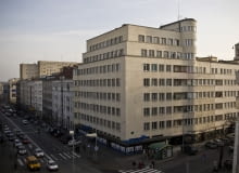 „Bankowiec” Zespół Mieszkaniowy BGK, ul. 3 Maja 27/31 Gdynia. Zbudowany w latach 1935-1939 . „Bankowiec” Zespół Mieszkaniowy BGK, ul. 3 Maja 27/31 Gdynia. Zbudowany w latach 1935-1939 .