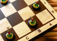 <B>Przygotowania do zabawy również mogą być zabawą. Zrobienie potrzebnych rzeczy, np. pionków, zajmie tylko parę minut. Potem można grać bez końca.</B> <BR />Z GUZIKÓW. Zrobienie z nich pionka zajmie tylko jedną minuę WARCABY GRA PIONKI WYKONANE Z GUZIKOW FOT. MILENA LAKOMSKA PUBLIKACJA CZTERY KATY NR 12 (147) - 12.2003 SLOWA KLUCZOWE: ZABAWKI PLASTYKA ZDJĘCIE DO WKŁADKI: PUBLIKACJA CZTERY KATY NR 12 (147) - CZASOPISMA