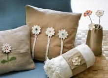 <B>Na długie zimowe wieczory warto znaleźć dzieciom jakieś ciekawe zajęcie. Proponujemy wspólne lepienie drobiazgów z masy plastycznej. Można zrobić np. guziki do poduszek. Dobra zabawa gwarantowana.</B> <p> </p> <BR />Guziczki-kwiatki najłatwiej zrobić z masy plastycznej przeznaczonej do utwardzania w kuchence mikrofalowej (ma konsystencję piankową, łatwo ją więc formować). Nadaje się też do tego masa do utwardzania w piekarniku. Chociaż jest mniej plastyczna, ma inną zaletę - bardzo dużą wytrzymałość po wysuszeniu. Oba rodzaje masy kupuje się w sklepach papierniczych. WNĘTRZA, DEKORACJA Z MASY PLASTYCZNEJ - OZDOBY NA PODUSZKI, GUZIKI, WNĘTRZE DEKORACJA