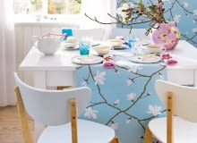 WŚRÓD KWIATÓW. Magnolie kwitną krótko. Jednak ich przepięknymi kwiatami, utrwalonymi na tkaninach i ceramice, możemy cieszyć się przez cały rok. Tak jak gałązkami kwitnących jabłoni czy wiśni.