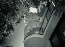 Spiralne schody prowadzące na taras na dachu. Spiralne schody prowadzące na taras na dachu.