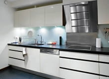 <B>Kuchnia jak laboratorium - sterylnie biała, błyszcząca szklanymi i stalowymi dodatkami - okazała się błędem. Owszem, udało się urządzić wnętrze wygodne i nowoczesne, ale zarazem bardzo zimne - aż trudno było uwierzyć, że właśnie tutaj bije serce domu. Stylistka otrzymała więc zadanie stworzenia przytulniejszego i weselszego klimatu. Koszt zmian zamknął się w kwocie 2000 zł.</B> <BR />METAMORFOZA KUCHNI, PRZED ZMIANĄ: nowe meble kuchenne były nowoczesne i funkcjonalne, ale całe wnętrze - nieprzytulne i bezosobowe.