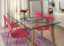 <B>W bezpretensjonalnie urządzonym mieszkaniu młodej i wesołej osoby wykorzystaliśmy prostą, ale szykowną zastawę. Do aranżacji wprowadziliśmy radosne kolory.</B> <BR />PRZED ZMIANĄ. Nowoczesne i proste meble w tym mieszkaniu wykluczały użycie wykrochmalonego obrusu i tradycyjnej porcelany.