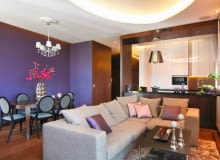 W mieszkaniu Kamili i Rafała konsekwentnie zestawiono fiolet z dębem barwionym na wenge. Uwagę zwraca jednak nie tylko przemyślany dobór kolorów i materiałów. Popatrzmy również na funkcjonalne rozwiązania zaproponowane przez projektantkę. <BR /> MIESZKANIE. Różne odcienie fioletu pojawiają się zarówno w kuchni, jak i w pokoju dziennym. W tym kolorze jest m.in. szklana mozaika chroniąca ścianę nad zlewozmywakiem (zainstalowanym przy wysokiej zabudowie z jasnej płyty MDF) oraz tapeta w kącie jadalnym. Spod szafek nad zlewem i zza podwieszonego sufitu sączy się nastrojowe światło emitowane przez taśmy LED. W mieszkaniu Kamili i Rafała konsekwentnie zestawiono fiolet z dębem barwionym na wenge. Uwagę zwraca jednak nie tylko przemyślany dobór kolorów i materiałów. Popatrzmy również na funkcjonalne rozwiązania zaproponowane przez projektantkę. <BR /> MIESZKANIE. Różne odcienie fioletu pojawiają się zarówno w kuchni, jak i w pokoju dziennym. W tym kolorze jest m.in. szklana mozaika chroniąca ścianę nad zlewozmywakiem (zainstalowanym przy wysokiej zabudowie z jasnej płyty MDF) oraz tapeta w kącie jadalnym. Spod szafek nad zlewem i zza podwieszonego sufitu sączy się nastrojowe światło emitowane przez taśmy LED.