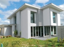 Dom wykończony tynkiem cienkowarstwowym elewacja domu