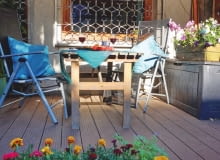 POSADZKA Z DESEK KOMPOZYTOWYCH optycznie prawie nie różni się od drewnianej, a jest od niej mniej kłopotliwa w utrzymaniu.