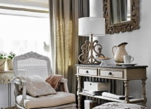 <B>Jest miły dla oka, tworzy udane kompozycje zarówno monochromatyczne, jak i z innymi kolorami. Pasuje też do różnych stylowo wnętrz. Te argumenty powinny wystarczyć, by przekonać do beżu tych, którzy niesłusznie uważają go za barwę skromną i pozbawioną wyrazu.</B> <BR />W aranżacji tego wnętrza stylistka użyła wyłącznie beżu. Zestawiła jednak wiele jego odcieni, tak że na pierwszy oka kompozycja nie sprawia wrażenia monochromatycznej. Urozmaiceniem są&#8200;również zróżnicowane faktury materiałów oraz bogate kształty mebli i&#8200;dodatków dekoracyjnych. Jest spokojnie, ale bynajmniej nie nudno! <BR />MEBLE: fotel - 1870 zł, podnóżek - 630 zł, konsolka (przy ścianie) - 2400 zł, konsolka (pod oknem) - 1100 zł, Meubles de Charme. POZOSTAŁE: dywan - 599 zł, Komfort; zasłony i roleta na zamówienie, lustro - 840 zł, lampa - 450 zł, kura (na parapecie) - 150 zł/3 szt., pudełka - 92 zł/szt., Meubles de Charme; doniczki - 96 zł/szt., dzbanek - 220 zł, Inne Meble; poszewki na poduszki - 39 zł/szt., Moonlinen; patera - 78 zł, talerzyk &#8200;- 27 zł, Decolor; kubek - 49 zł, Home & Moods; koc - 79,99 zł, F&F Home.