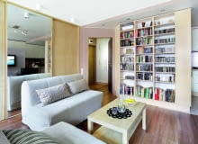 SZAFA wbudowana we wnękę, nawet bardzo duża, nie przytłacza tak jak wolno stojący mebel o podobnych rozmiarach. A lustrzany front optycznie powiększa niewielkie wnętrze.