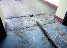 Zniszczona podłoga w garażu pomalowana farbą chlorokauczukową