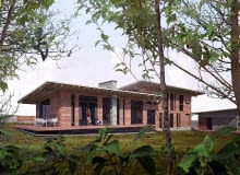 Dom zaprojektowano tak, żeby wpisywał się w otaczającą go naturę - stąd m.in. zastosowanie drewna i kamienia na elewacjach projekt domu