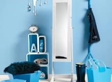 <B>Wprowadź do wnętrza jasne odcienie błękitu, od razu zyskasz wrażenie przestrzeni, światła i świeżości. Przekonasz się wtedy, że działają na samopoczucie jak niebo w pogodny dzień.</B> <BR />Gdy niewielki przedpokój zaaranżowano w błękicie i bieli, przestał wydawać się klaustrofobiczny. To dlatego, że te kolory wywołują wrażenie oddalania się od patrzącej osoby. Dlatego warto je stosować, gdy chcemy, by wnętrze wyglądało na większe, niż jest w rzeczywistości. <BR />MEBLE: regał - 455 zł, Le Pukka; stoliki - 1509 zł/2 szt., 9Design POZOSTAŁE: wieszak (niebieski) - 749 zł, litera A - 99 zł, BoConcept; lustro - 1250 zł, kalosze - 399 zł, House & More; wieszak (biały) - 248 zł, koszyk - 101 zł, Fabryka Form; dywan - 179 zł, IKEA; poduszka - 49 zł, Eurofirany; budzik - 219 zł, Almi Decor. Pozostałe przedmioty są własnością stylistki. NA ŚCIANIE: Farba 'Pogodne niebo' 58 zł/2,5 l Dulux 25.04.2013 , CZTERY KATY , KOLOR WZOR , BLEKIT , STYLIZACJA JOANNA PLACHECKA , FOT. AGATA JAKUBOWSKA / AGENCJA GAZETA SLOWA KLUCZOWE: WNETRZA