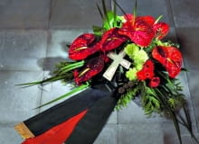 Kompozycja we florecie z cyprysika, liści aristei i aspidistry; z wierzchu anturium, gerbery, goździki i driakiew. Aranżacja: Smithers-Oasis Kompozycja we florecie z cyprysika, liści aristei i aspidistry; z wierzchu anturium, gerbery, goździki i driakiew. Aranżacja: Smithers-Oasis