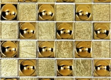 Ściany. Mozaika szklana, czyli szkło w kostce. Wystarczy niewielki fragment ściany wyłożony szklaną mozaiką - i już łazienka albo kuchnia nie potrzebuje więcej dekoracji. Mieniące się barwami szkło pocięte w małe kostki wygląda niezwykle efektownie. Mozaiki szklane produkuje się ze szkła ciętego na kostki o okrelonych wymiarach. To produkt dość drogi - ceny większości zaczynają się od 100 zł za metr kwadratowy. W sklepach są podawane ceny jednego plastra. Kostki metalizowane, lustrzane, srebrne bądź złote najlepiej przyklejać bezbarwnymi klejami do luster.FLASH, 30 x 30 cm, Leroy Merlin, cena 49,95 zł