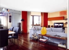 Na podłodze czarny dąb, w oknach uszyte na zamówienie podwójne panele zasłonowe z satyny. Na stoliku przy kanapie jeden z pomarańczowych akcentów - duży wazon z Krosna. UWAGA PONOWNA PUBLIKACJA ZA ZGODA WLASCICIELI