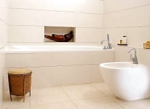 14.02.2006 WARSZAWA DLA MIESIECZNIKA CZTERY KATY LAZIENKA BEZOWA CIEMNE FUGI NARBUTTA 52 DREWNO FOT. LUKASZ ZANDECKI / AGENCJA GAZETA PUBLIKACJA CZTERY KATY NR 4 (174) - 4.2006