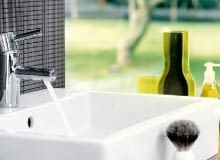 Aby zmniejszyć zużycie wody i nie marnować jej, należy zlikwidować nawet niewielkie wycieki. Warto też pamiętać o zamykaniu kranów, gdy myjemy zęby lub namydlamy się pod prysznicem. bateria umywalkowa,łazienka