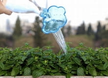 Rainmaker - chmurka do podlewania roślin; proj. Shahar Peleg konewka, jak zamienić butelkę w konewkę, zabawny gadżet