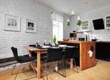 CEGŁA I PŁYTKI CEGLANE. Właściciele mieszkania w starej kamienicy (małżeństwo architektów) zdecydowali się na odkrycie cegły prawie we wszystkich pomieszczeniach. Jednak oryginalny kolor nie pasował do wystroju wnętrz, dlatego pomalowali ściany na biało. Wymagało to użycia specjalnej farby do malowania porowatych powierzchni, m.in. cegły. UWAGA ! PONOWNA PUBLIKACJA WYLACZNIE ZA ZGODA WLASCICIELI LODZ , MIESZKANIE , WNETRZA - OTWARTA KUCHNIA , MEBLE WLASCICIELE DELFINA I MICHAL GRZELAK PROJEKT WNETRZA MICHAL GRZELAK STYLIZACJA AGNIESZKA OSAK-REJMER FOT. SYLWESTER REJMER PUBLIKACJA CZTERY KATY NR 12 (254) - 12 2012 SLOWA KLUCZOWE: WNETRZE KUCHNIA MEBEL ZDJĘCIE DO WKŁADKI: PUBLIKACJA CZTERY KATY NR 12 (254) - CZASOPISMA