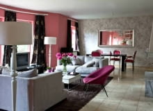 Salon. W tym dużym salonie domownicy odpoczywają, jadają posiłki i przyjmują gości. Jak przystało na najbardziej reprezentacyjne pomieszczenie, został urządzony bardzo elegancko. Nie zapomniano również o funkcjach, jakie ma pełnić - stąd zachęcające do wypoczynku tapicerowane meble i wygodny stół, przy którym swobodnie mieści się kilka osób. 05.06.2009