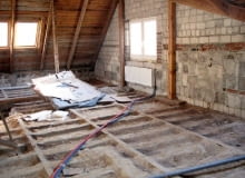 Strop na belkach stalowych z wypełnieniem z płyt Kleina typu średniego. Przed ułożeniem podkładu pod parkiet trzeba zniwelować nierówności płyt między belkami strop,poddasze,adaptacja poddasza