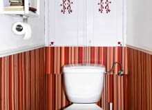 Nasza stylistka pomogła młodemu małżeństwu dodać nieco urody wysłużonej toalecie. Jej pomysł nie wymagał dużych pieniędzy. A to było bardzo ważne dla gospodarzy. <BR /> METAMORFOZA TOALETY. Nowy sedes jest nie tylko ładniejszy, ale i mniejszy od starego, dzięki czemu z pomieszczenia korzysta się wygodniej. Ściany do połowy oklejono tapetą w wyrazisty wzór, a drzwi schowka odświeżono farbą i ozdobiono ornamentami namalowanymi przez szablon. Brzydką podłogę zasłoniła wykładzina elastyczna udanie imitująca deski. Nasza stylistka pomogła młodemu małżeństwu dodać nieco urody wysłużonej toalecie. Jej pomysł nie wymagał dużych pieniędzy. A to było bardzo ważne dla gospodarzy. <BR /> METAMORFOZA TOALETY. Nowy sedes jest nie tylko ładniejszy, ale i mniejszy od starego, dzięki czemu z pomieszczenia korzysta się wygodniej. Ściany do połowy oklejono tapetą w wyrazisty wzór, a drzwi schowka odświeżono farbą i ozdobiono ornamentami namalowanymi przez szablon. Brzydką podłogę zasłoniła wykładzina elastyczna udanie imitująca deski.