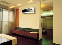 Klimatyzacja. Zapewnia pełny komfort nawet w największe upały, ale niestety jest to rozwiązanie stosunkowo drogie i kłopotliwe w montażu. Urządzenie składa się bowiem z dwóch połączonych ze sobą elementów: jeden jest montowany w pomieszczeniu, drugi na zewnątrz budynku. Trzeba też się liczyć z większymi wydatkami na prąd. Art Cool Mirror C09AHR, elegancki lustrzany panel, funkcja grzania, oczyszczacz powietrza, programator, pilot; moc chłodzenia 2,78 kW, 5.185 zł, LG Klimatyzacja. Zapewnia pełny komfort nawet w największe upały, ale niestety jest to rozwiązanie stosunkowo drogie i kłopotliwe w montażu. Urządzenie składa się bowiem z dwóch połączonych ze sobą elementów: jeden jest montowany w pomieszczeniu, drugi na zewnątrz budynku. Trzeba też się liczyć z większymi wydatkami na prąd. Art Cool Mirror C09AHR, elegancki lustrzany panel, funkcja grzania, oczyszczacz powietrza, programator, pilot; moc chłodzenia 2,78 kW, 5.185 zł, LG