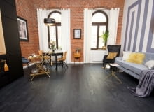 Salon to otwarta przestrzeń połączona z kuchnią i jadalnią. apartament