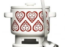 Składniki: butelka czerwonego wytrawnego wina, kilka goździków, dwie pomarańcze, rodzynki i kawałek kory cynamonowej. Dodatkowego smaczku dostarczą odpowiednie naczynia. <BR /> DO GRZANEGO WINA. Garnuszek z podgrzewaczem i chochelką, 129 zł, fide.pl