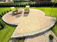 <B> Rozgrzane słońcem płyty, przyjazne drewno, sztuczna trawa - wszystkie wyglądają ładnie, ale nie sugerujmy się wyłącznie ich urodą! Przed zakupem sprawdźmy, czy materiał na balkonową lub tarasową podłogę jest odporny na niską temperaturę i na wilgoć.</B> <BR >Kostka brukowa, różne kształty, wymiary i kolory, 81,74 zł/m kw., Libet